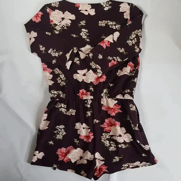 Cupcakes & Cashmere Romper Floral Wine sz  M - Picture 12 of 12
